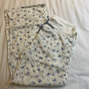 NWOT Abercrombie Sleep pajama bottom in cream and blue floral. Size L